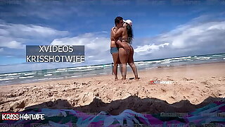 Kriss Hotwife De Micro Biquini Se Exibindo Na Praia Publica Com Seu Corno Manso Attain Lado